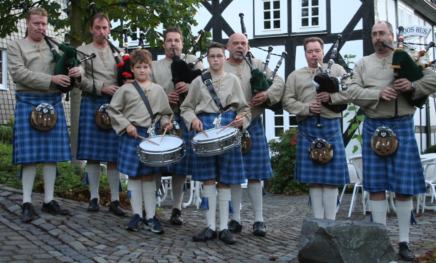 Die Giebelwälder Dudelsäcke im Jahr 2008 vor dem Boos Hus im Dorfzentrum von Niederndorf, v. l. n. r.: Christian Hoof, Detlef Klein, Max Möbus, Jens Möbus, Sebastian Groos, Rainer Lengert, Henrik Uebach, Gerd Groos