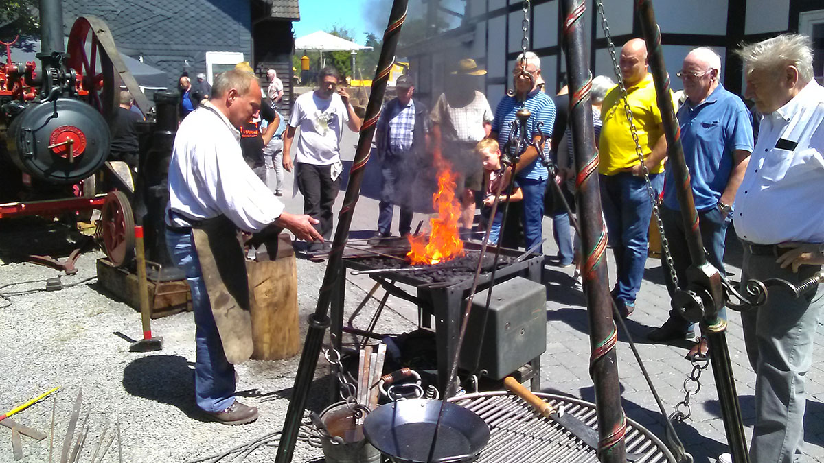 An der Olper Straße glüht wieder das Eisen. Das Technikmuseum lädt für kommenden Sonntag zum Schmiedefest ein.