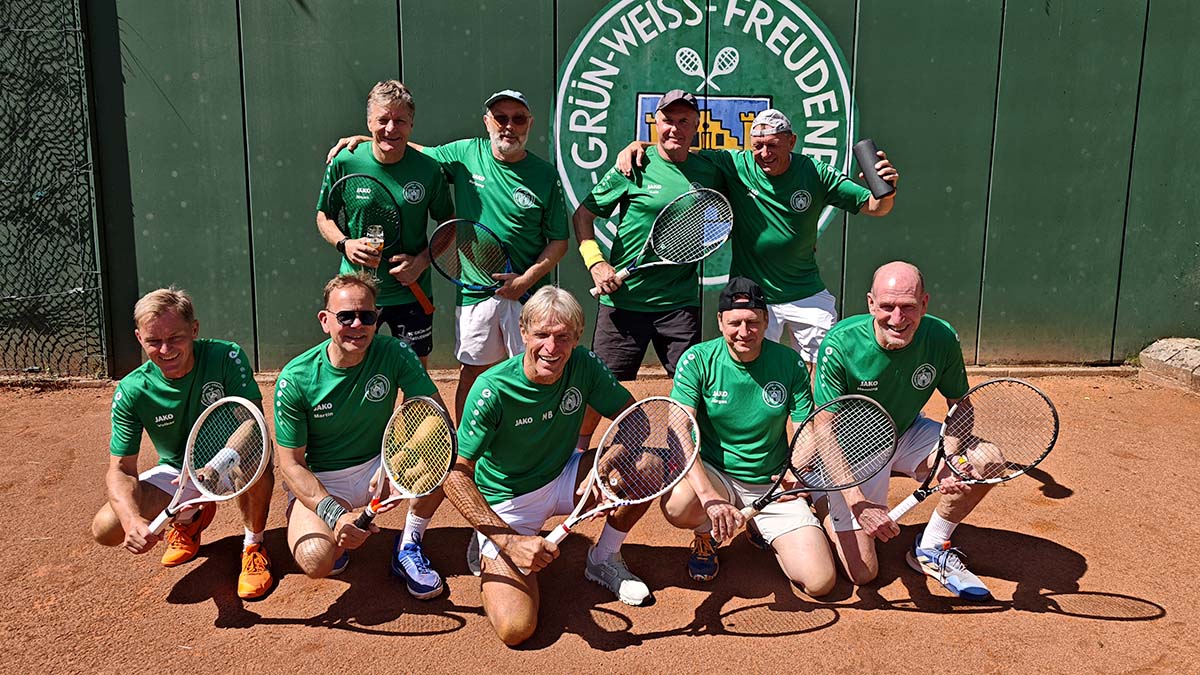 Die Herren 60 des TC Grün-Weiß Freudenberg machten am Samstag den Aufstieg in die Verbandsliga perfekt. Vorne von links: Volker Müller, Martin Klaus, Matthias Bieker, Jürgen Stein, Henning Schneider; hinten: Marco Lück, Wolfgang Kempf, Michael Kapteina und Jörg Specht. Es fehlten: Uwe Reuter, Olaf Köhler.