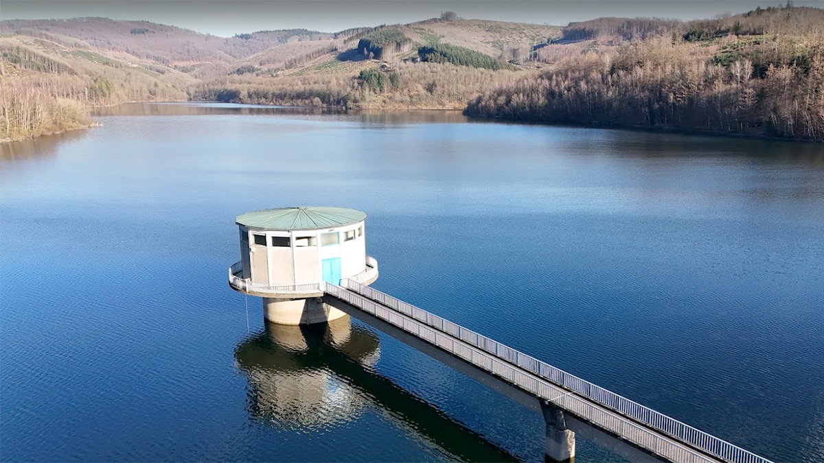 Die Obernau-Talsperre ist derzeit nur knapp zur Hälfte gefüllt. Ab Montag greifen wichtige Regelungen zum Trinkwassersparen.