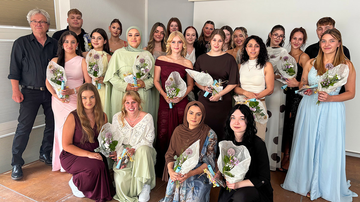 Die neuen Pflegefachfrauen und -männer freuen sich über ihr bestandenes Examen – und mit ihnen Frank Fehlauer (links), Schulleiter am Pflegebildungszentrum der Diakonie in Südwestfalen. (Foto: Diakonie in Südwestfalen)