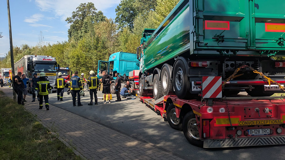 Feuerwehr und Werktstatt-Mitarbeiter reparierten am Donnerstag gemeinsam den aus Rumänien stammenden Lkw. (Fotos: Carsten Hellbach)