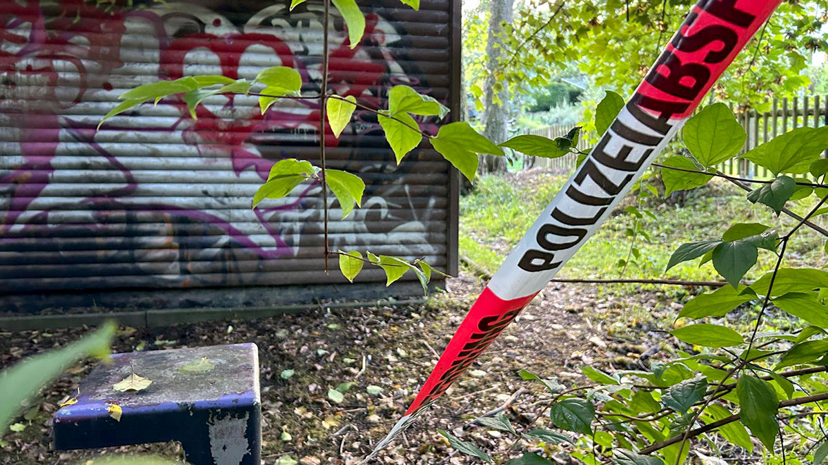 Im Gebüsch zwischen Minigolfplatz und Teich wurde am Donnerstagnachmittag mutmaßlich Feuer gelegt. Die Kripo sucht mögliche Zeugen des Vorfalls.