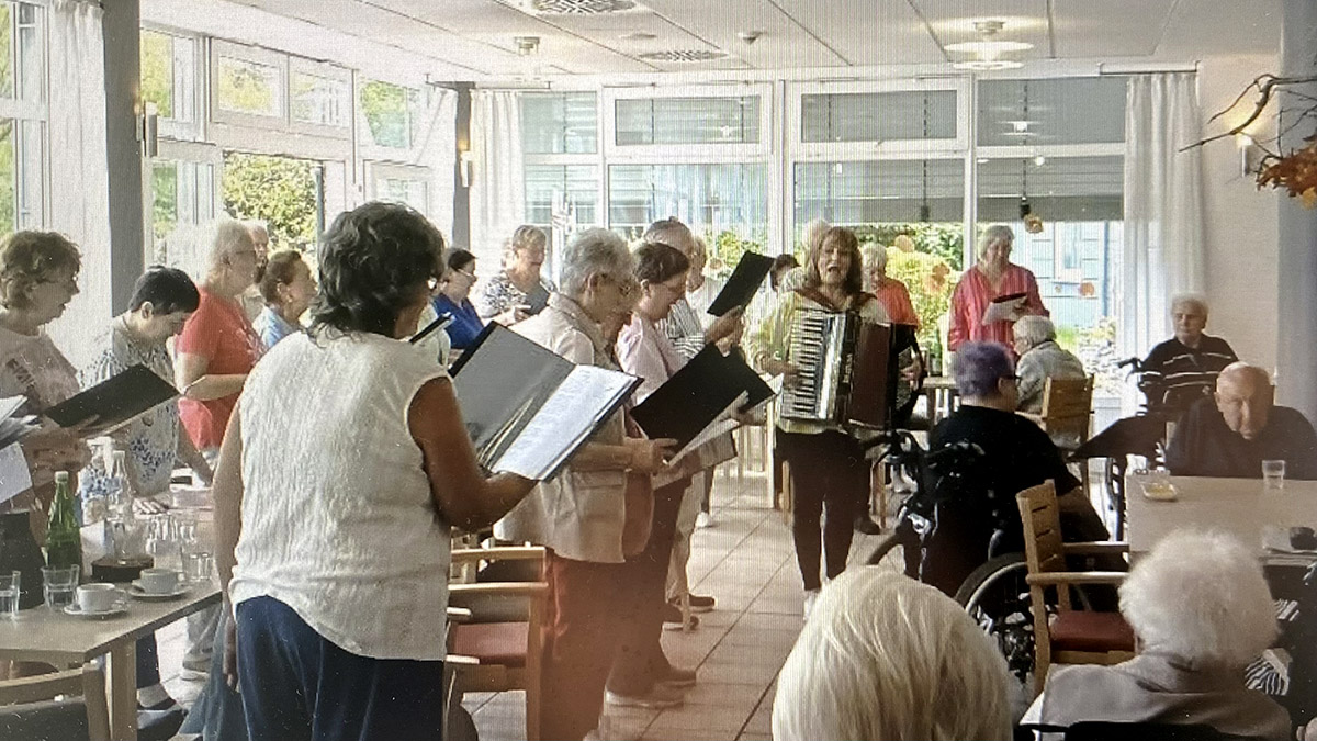 Die AWO-Chorgruppe unter Leitung von Doris Krenzer war jetzt zu Gast im Niederfischbacher Haus Mutter Theresa. 