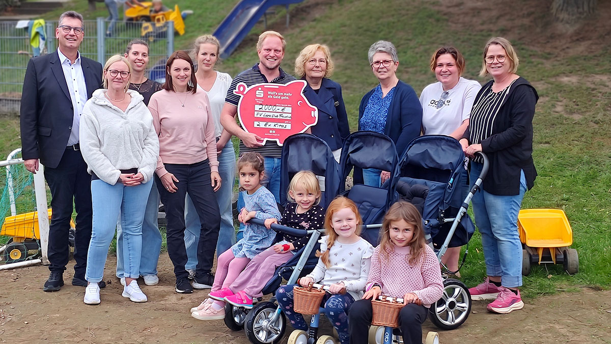 Eine Spende in Höhe von 2000 Euro überreichten die Vertreter des Lions Club an das Familienzentrum "Sternenzelt" und das "Haus der kleinen Flecker". 
