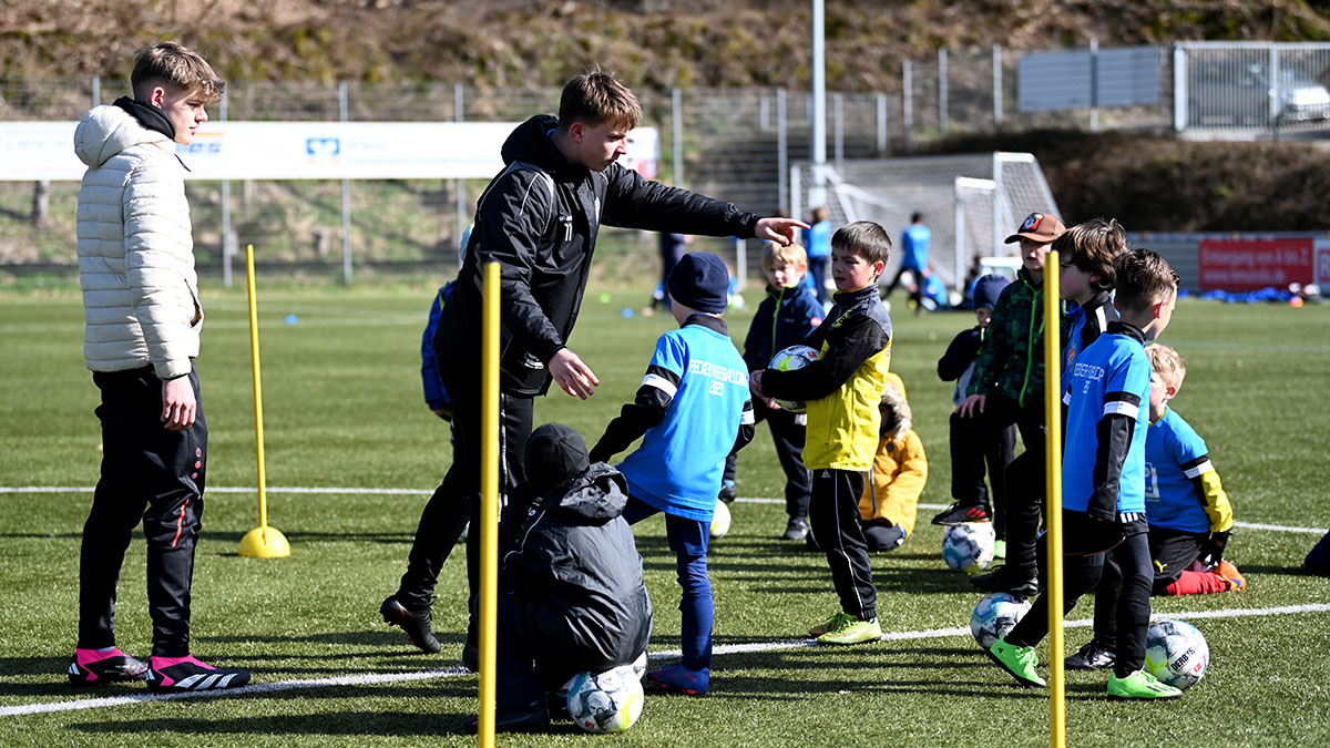 Fußballtraining bei Fortuna Freudenberg: Auch viele junge Menschen engagieren sich ehrenamtlich. Aber es fehlt am politischen Willen zu mehr struktureller Unterstützung.