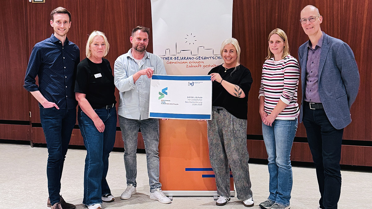 Jonas Schäfer (links) von den Wirtschaftsjunioren und Martin Haselier (rechts) vom Arbeitgeberverband im Kreis Olpe überreichten die Auszeichnung an Kerstin Treude, Christian Jünger, Melanie Hoffmann und Sabine Bacher. 