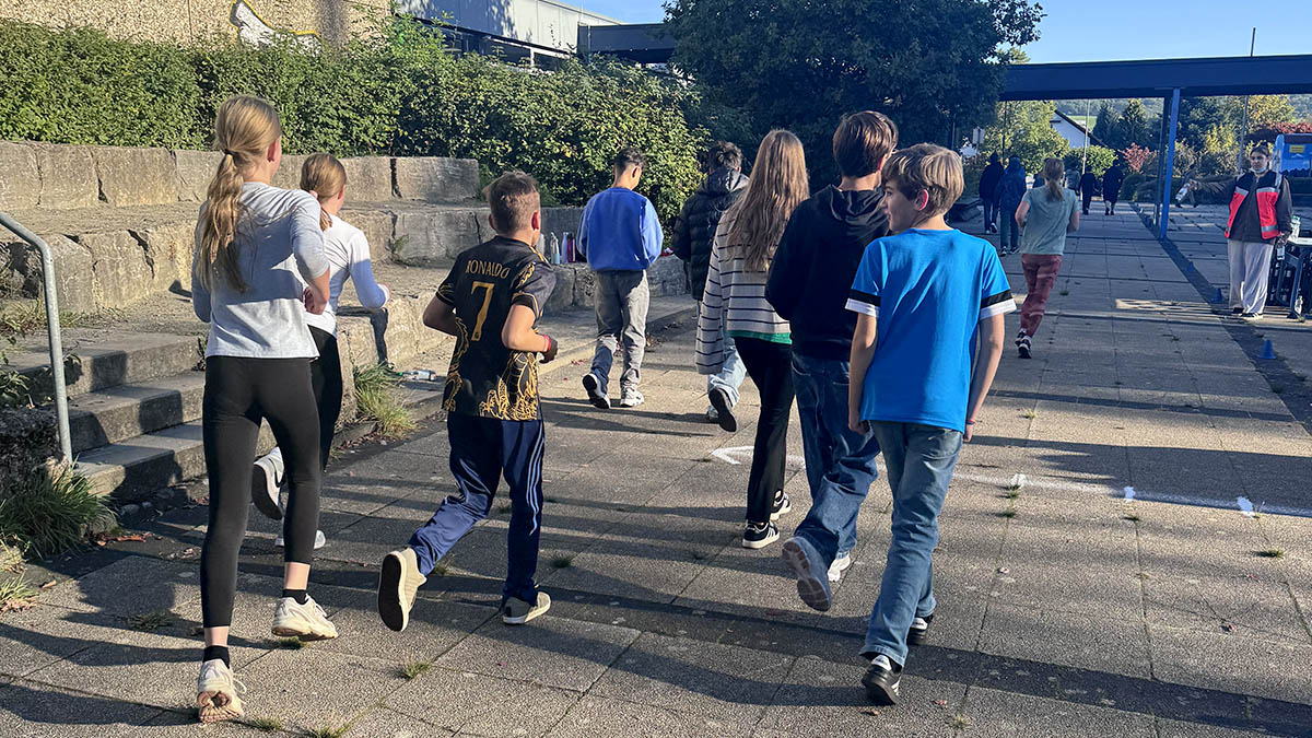 "Auf Retos Spuren" liefen die Schülerinnen und Schüler der Gesamtschule in Gedenken an ihren verstorbenen Schulleiter. Die gesammelten Spenden gehen an „Gesicht Zeigen! Für ein weltoffenes Deutschland“.