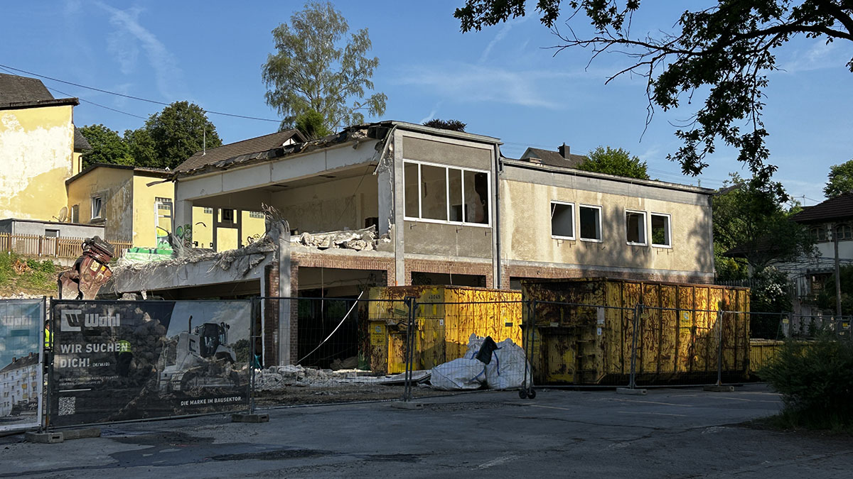 Der Abriss des alten Feuerwehrhauses und die Neugstaltung des Marktplatzes ist das größte anstehende Bauprojekt, das die Grünen zunächst auf Eis legen wollten. Der Rat stimmte am Donnerstag gegen den Antrag.