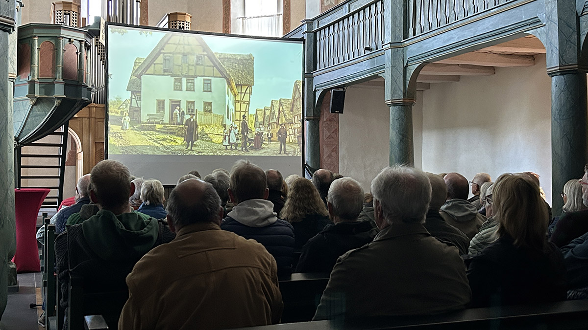Groß war das Interesse an den KI-generierten Filmen. Die Vorführung wurde daher vom Museum in die evangelische Kirche verlegt.