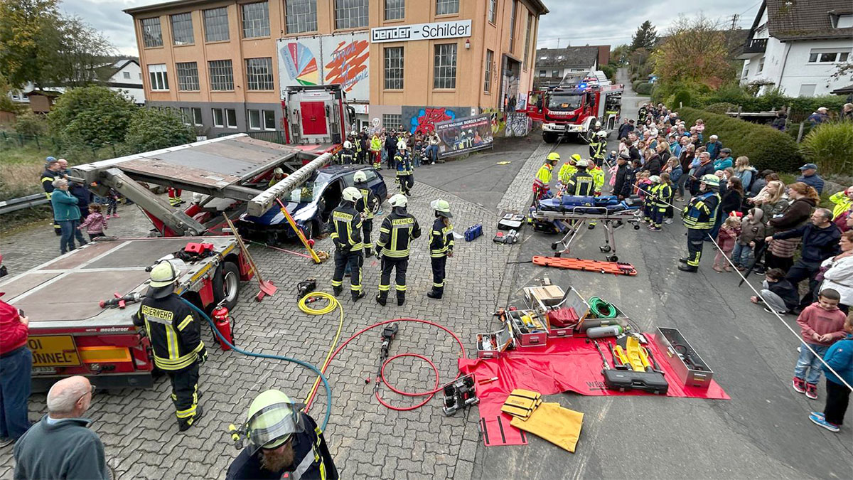 Die Löscheinheit Büschergrund präsentierte sich im Rahmen ihrer Abschlussübung. Angenommen wurde ein schwerer Unfall an der Querstraße.