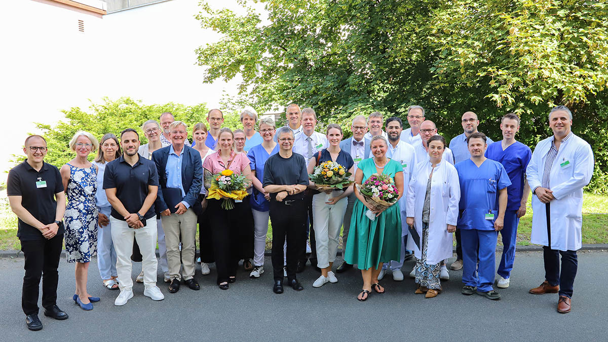 Große Freude herrscht bei den Verantwortlichen aus Medizin, Pflege und Verwaltung über das erfolgreiche Abschneiden in den umfangreichen Audits. (Foto: Diakonie in Südwestfalen/Tim Oerter)