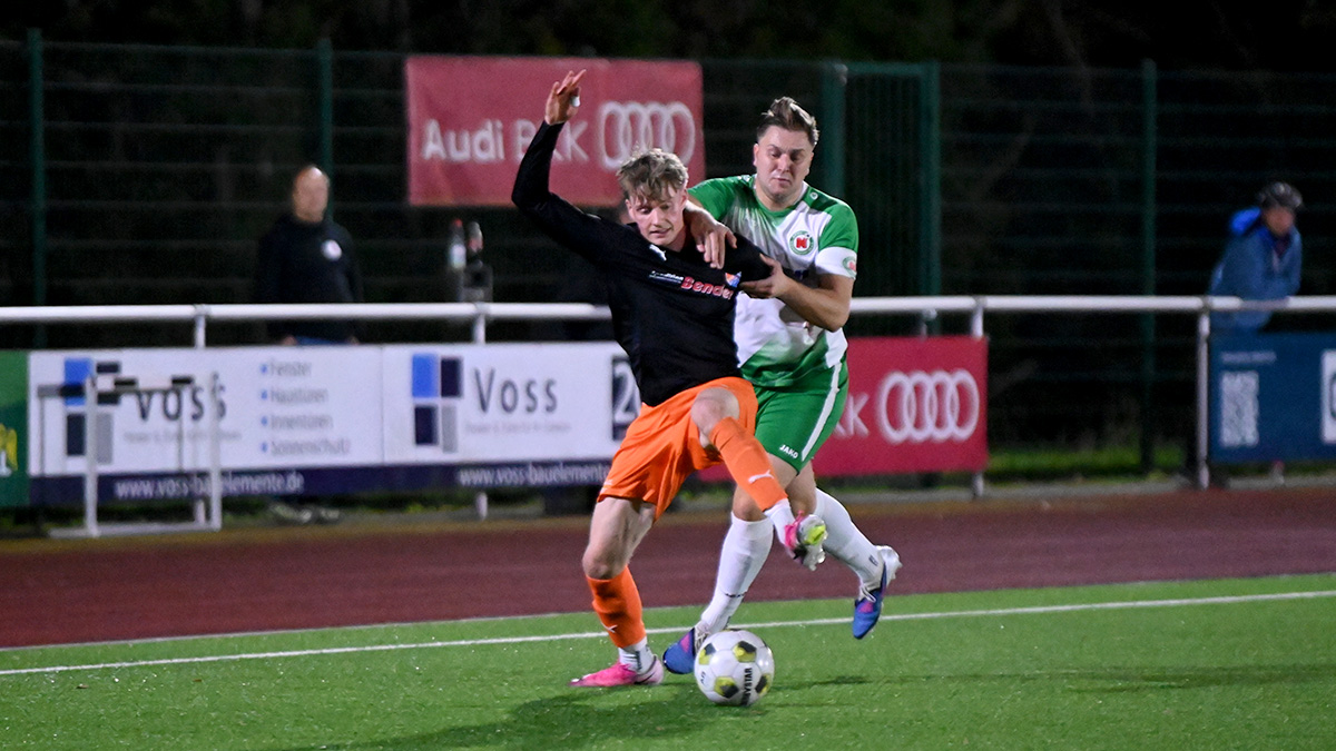 Fortuna-Angreifer Vinzent Schomers ließ sich auch von Niederndorf Kapitän Jonas Uebach nicht aufhalten und traf im Stadtderby am Freitagabend gleich viermal.
