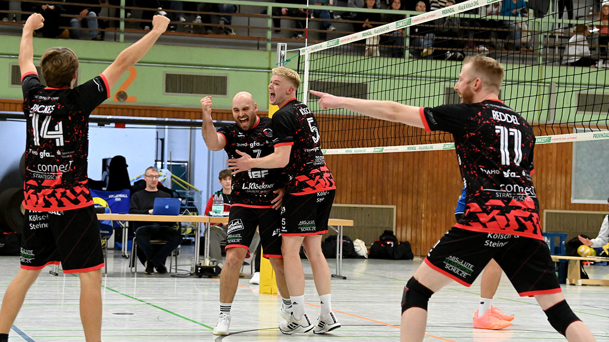 Jubel bei den Volleyballern des VC 73 Freudenberg. Am Samstag feierten sie vor heimischem Publikum einen 3:0-Sieg gegen den SC Halle.